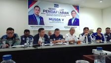 Ketua OC Musda Demokrat Sumsel MF Ridho bersama Perwakilan BPOKK DPP Demokrat Rocky Amu, M Simanjuntak, Panti Silaban memberikan keterangan pers soal persiapan Musda Demokrat Sumsel dijadwalkan pada 30 April 2026 mendatang.