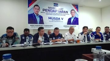 Ketua OC Musda Demokrat Sumsel MF Ridho bersama Perwakilan BPOKK DPP Demokrat Rocky Amu, M Simanjuntak, Panti Silaban memberikan keterangan pers soal persiapan Musda Demokrat Sumsel dijadwalkan pada 30 April 2026 mendatang.