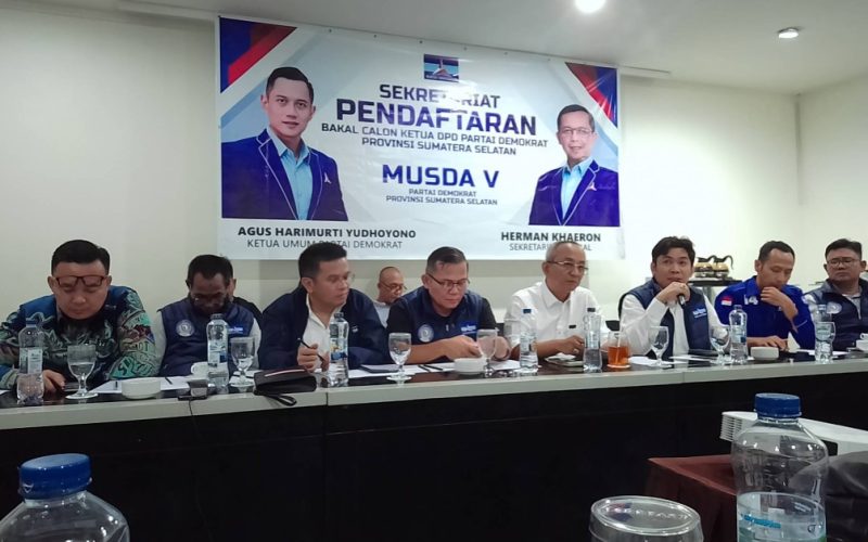 Ketua OC Musda Demokrat Sumsel MF Ridho bersama Perwakilan BPOKK DPP Demokrat Rocky Amu, M Simanjuntak, Panti Silaban memberikan keterangan pers soal persiapan Musda Demokrat Sumsel dijadwalkan pada 30 April 2026 mendatang.