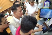 Plt Kepala Bapenda Kota Palembang Raimon Lauri saat mengecek alat perekaman transaksi atau tapping box di salah satu gerai di PS Mall, Rabu 29 April 2026.