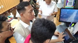 Plt Kepala Bapenda Kota Palembang Raimon Lauri saat mengecek alat perekaman transaksi atau tapping box di salah satu gerai di PS Mall, Rabu 29 April 2026.