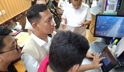Plt Kepala Bapenda Kota Palembang Raimon Lauri saat mengecek alat perekaman transaksi atau tapping box di salah satu gerai di PS Mall, Rabu 29 April 2026.