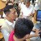 Plt Kepala Bapenda Kota Palembang Raimon Lauri saat mengecek alat perekaman transaksi atau tapping box di salah satu gerai di PS Mall, Rabu 29 April 2026.