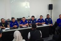 BPOKK DPP Demokrat, Deputi Sumatera II, Rocky Amu didampingi Sekretaris II BPOKK M Simanjuntak dan Panti Silaban beserta BPOKK DPD Demokrat Sumsel memberikan keterangan pers soal verifikasi dukungan calon ketua DPD Demokrat Sumsel.