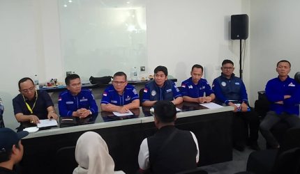 BPOKK DPP Demokrat, Deputi Sumatera II, Rocky Amu didampingi Sekretaris II BPOKK M Simanjuntak dan Panti Silaban beserta BPOKK DPD Demokrat Sumsel memberikan keterangan pers soal verifikasi dukungan calon ketua DPD Demokrat Sumsel.