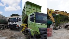 Kejati Sumsel menyita total 14 unit alat berat dan kendaraan operasional, terdiri dari delapan unit truk mixer, lima unit dump truk, serta satu unit excavator.