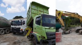 Kejati Sumsel menyita total 14 unit alat berat dan kendaraan operasional, terdiri dari delapan unit truk mixer, lima unit dump truk, serta satu unit excavator.