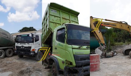 Kejati Sumsel menyita total 14 unit alat berat dan kendaraan operasional, terdiri dari delapan unit truk mixer, lima unit dump truk, serta satu unit excavator.