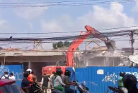 Ekskavator Luluhlantakkan Bangunan Ilegal Milik Afat di Demang Lebar Daun