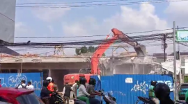 Ekskavator Luluhlantakkan Bangunan Ilegal Milik Afat di Demang Lebar Daun