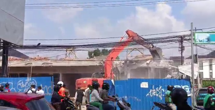 Ekskavator Luluhlantakkan Bangunan Ilegal Milik Afat di Demang Lebar Daun