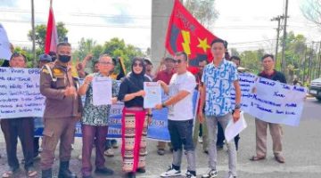 JAKOR Sumsel saat menyerahkan laporan kepada Kasi Penkum Kejati Sumsel Vanny Yulia Eka Sari pada Jumat 17 April 2026.