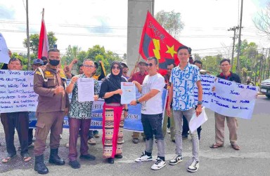 JAKOR Sumsel saat menyerahkan laporan kepada Kasi Penkum Kejati Sumsel Vanny Yulia Eka Sari pada Jumat 17 April 2026.