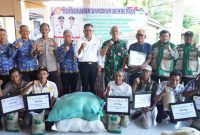 Wali Kota Prabumulih, H Arlan, turun langsung menyerahkan bantuan benih padi dari Kementerian Pertanian RI kepada kelompok tani di Kelurahan Payu Putat, Kecamatan Prabumulih Barat, Senin 27 April 2026.