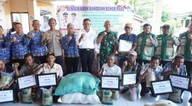 Wali Kota Prabumulih, H Arlan, turun langsung menyerahkan bantuan benih padi dari Kementerian Pertanian RI kepada kelompok tani di Kelurahan Payu Putat, Kecamatan Prabumulih Barat, Senin 27 April 2026.
