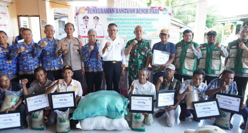 Wali Kota Prabumulih, H Arlan, turun langsung menyerahkan bantuan benih padi dari Kementerian Pertanian RI kepada kelompok tani di Kelurahan Payu Putat, Kecamatan Prabumulih Barat, Senin 27 April 2026.