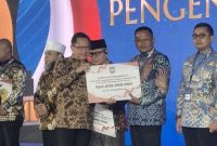 Wali Kota Prabumulih, H Arlan menerima penghargaan dari Menteri Dalam Negeri Tito Karnavian atas keberhasilan mengendalikan inflasi daerah.