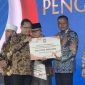 Wali Kota Prabumulih, H Arlan menerima penghargaan dari Menteri Dalam Negeri Tito Karnavian atas keberhasilan mengendalikan inflasi daerah.