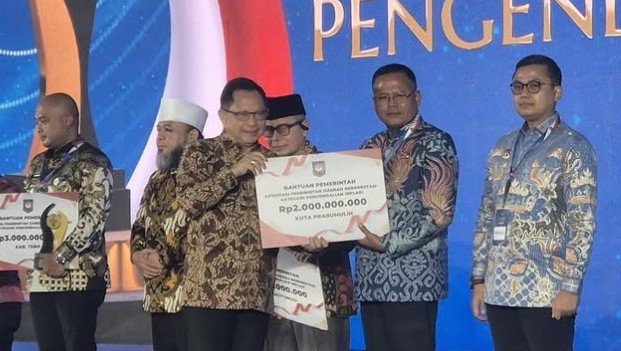 Wali Kota Prabumulih, H Arlan menerima penghargaan dari Menteri Dalam Negeri Tito Karnavian atas keberhasilan mengendalikan inflasi daerah.