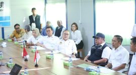 Gubernur Sumsel Dr H Herman Deru saat mendampingi Menteri Koordinator [Menko] Bidang Pangan RI, Zulkifli Hasan, meninjau pembangunan PSEL di PT Indo Green Power, Jumat 1 Mei 2026.