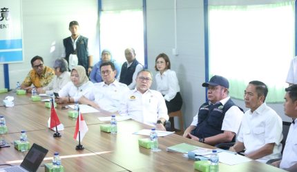 Gubernur Sumsel Dr H Herman Deru saat mendampingi Menteri Koordinator [Menko] Bidang Pangan RI, Zulkifli Hasan, meninjau pembangunan PSEL di PT Indo Green Power, Jumat 1 Mei 2026.