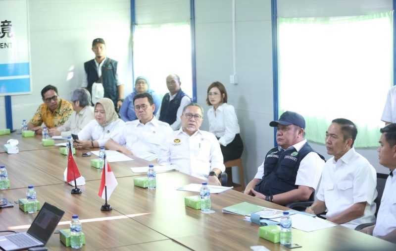 Gubernur Sumsel Dr H Herman Deru saat mendampingi Menteri Koordinator [Menko] Bidang Pangan RI, Zulkifli Hasan, meninjau pembangunan PSEL di PT Indo Green Power, Jumat 1 Mei 2026.