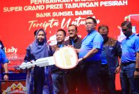 Pemprov Sumsel bersama Bank Sumsel Babel memperkuat kolaborasi dalam mendorong pertumbuhan ekonomi daerah melalui penyelenggaraan Undian Super Grand Prize Tabungan Pesirah Tahun 2026 yang digelar di Stadion Gelora Sriwijaya Jakabaring, Palembang, Sabtu 2 Mei 2026.