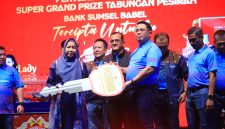 Pemprov Sumsel bersama Bank Sumsel Babel memperkuat kolaborasi dalam mendorong pertumbuhan ekonomi daerah melalui penyelenggaraan Undian Super Grand Prize Tabungan Pesirah Tahun 2026 yang digelar di Stadion Gelora Sriwijaya Jakabaring, Palembang, Sabtu 2 Mei 2026.