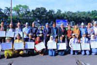 Wagub Sumsel H Cik Ujang usai bertindak sebagai pembina upacara Hardiknas, berpose bersama para peserta didik di halaman Kantor Pemerintah Provinsi Sumatera Selatan, Senin 4 Mei 2026.