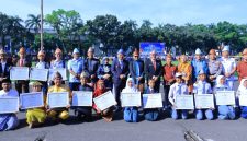Wagub Sumsel H Cik Ujang usai bertindak sebagai pembina upacara Hardiknas, berpose bersama para peserta didik di halaman Kantor Pemerintah Provinsi Sumatera Selatan, Senin 4 Mei 2026.