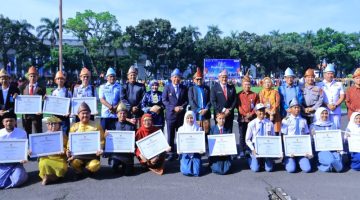 Wagub Sumsel H Cik Ujang usai bertindak sebagai pembina upacara Hardiknas, berpose bersama para peserta didik di halaman Kantor Pemerintah Provinsi Sumatera Selatan, Senin 4 Mei 2026.