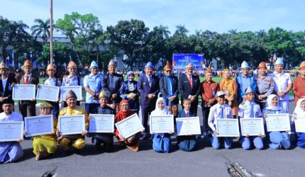 Wagub Sumsel H Cik Ujang usai bertindak sebagai pembina upacara Hardiknas, berpose bersama para peserta didik di halaman Kantor Pemerintah Provinsi Sumatera Selatan, Senin 4 Mei 2026.