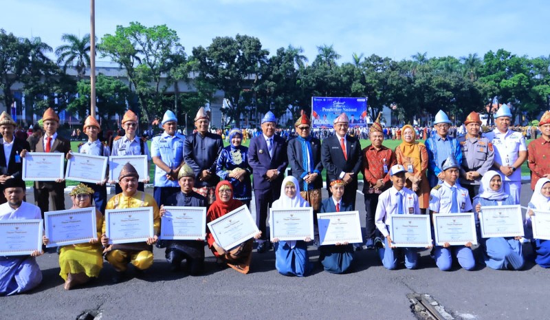 Wagub Sumsel H Cik Ujang usai bertindak sebagai pembina upacara Hardiknas, berpose bersama para peserta didik di halaman Kantor Pemerintah Provinsi Sumatera Selatan, Senin 4 Mei 2026.