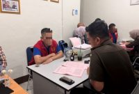 Pada Senin 4 Mei 2026, Jaksa Penuntut Umum Bidang Tindak Pidana Khusus Kejaksaan Negeri Ogan Komering Ilir [JPU Tipikor OKI] melaksanakan penyerahan tersangka dan barang bukti [Tahap II] dalam perkara dugaan korupsi pembiayaan Kredit Usaha Rakyat [KUR], Senin 4 Mei 2026.