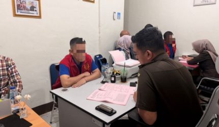 Pada Senin 4 Mei 2026, Jaksa Penuntut Umum Bidang Tindak Pidana Khusus Kejaksaan Negeri Ogan Komering Ilir [JPU Tipikor OKI] melaksanakan penyerahan tersangka dan barang bukti [Tahap II] dalam perkara dugaan korupsi pembiayaan Kredit Usaha Rakyat [KUR], Senin 4 Mei 2026.