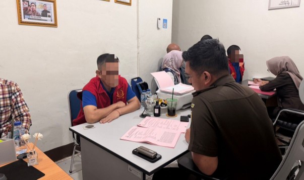 Pada Senin 4 Mei 2026, Jaksa Penuntut Umum Bidang Tindak Pidana Khusus Kejaksaan Negeri Ogan Komering Ilir [JPU Tipikor OKI] melaksanakan penyerahan tersangka dan barang bukti [Tahap II] dalam perkara dugaan korupsi pembiayaan Kredit Usaha Rakyat [KUR], Senin 4 Mei 2026.