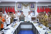 Gubernur Sumsel Dr H Herman  Deru saat memimpin Rapat Koordinasi [Rakor] penanganan genangan dan banjir di Ruang Rapat Bina Praja, Senin 4 Mei 2026.