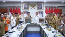 Gubernur Sumsel Dr H Herman  Deru saat memimpin Rapat Koordinasi [Rakor] penanganan genangan dan banjir di Ruang Rapat Bina Praja, Senin 4 Mei 2026.