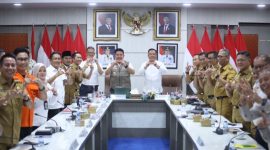 Gubernur Sumsel Dr H Herman  Deru saat memimpin Rapat Koordinasi [Rakor] penanganan genangan dan banjir di Ruang Rapat Bina Praja, Senin 4 Mei 2026.