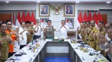 Gubernur Sumsel Dr H Herman  Deru saat memimpin Rapat Koordinasi [Rakor] penanganan genangan dan banjir di Ruang Rapat Bina Praja, Senin 4 Mei 2026.