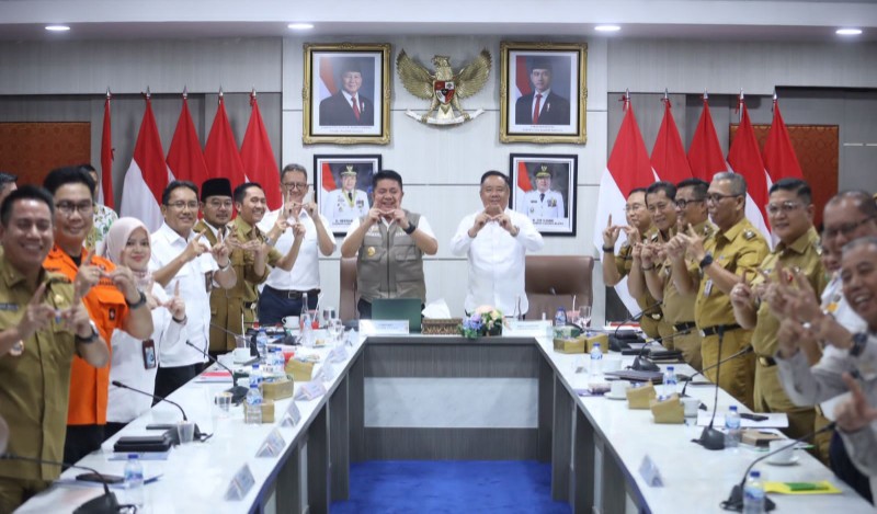 Gubernur Sumsel Dr H Herman  Deru saat memimpin Rapat Koordinasi [Rakor] penanganan genangan dan banjir di Ruang Rapat Bina Praja, Senin 4 Mei 2026.