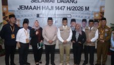 Sekretaris Daerah Provinsi Sumatera Selatan, Dr Drs H Edward Candra MH, bersama Menteri Haji dan Umrah Republik Indonesia, KH Moch Irfan Yusuf, meninjau langsung kesiapan keberangkatan jemaah haji Kloter PLM 10 yang mulai memasuki Asrama Haji Palembang, Senin 4 Mei 2026.
