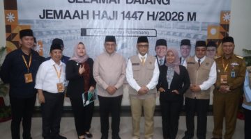 Sekretaris Daerah Provinsi Sumatera Selatan, Dr Drs H Edward Candra MH, bersama Menteri Haji dan Umrah Republik Indonesia, KH Moch Irfan Yusuf, meninjau langsung kesiapan keberangkatan jemaah haji Kloter PLM 10 yang mulai memasuki Asrama Haji Palembang, Senin 4 Mei 2026.