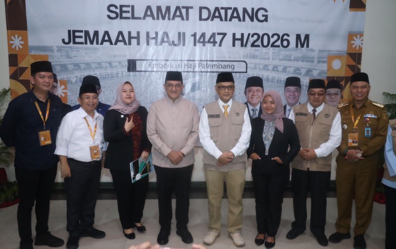 Sekretaris Daerah Provinsi Sumatera Selatan, Dr Drs H Edward Candra MH, bersama Menteri Haji dan Umrah Republik Indonesia, KH Moch Irfan Yusuf, meninjau langsung kesiapan keberangkatan jemaah haji Kloter PLM 10 yang mulai memasuki Asrama Haji Palembang, Senin 4 Mei 2026.