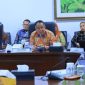 Wakil Gubernur Sumatera Selatan [Wagub Sumsel] H Cik Ujang menghadiri Rapat Koordinasi Percepatan Pembangunan Jalan Tol Trans Sumatera ruas Betung–Tempino–Jambi di Gedung Bina Graha, Kantor Staf Kepresidenan [KSP], Selasa 5 Mei 2026.