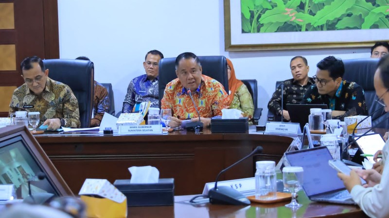 Wakil Gubernur Sumatera Selatan [Wagub Sumsel] H Cik Ujang menghadiri Rapat Koordinasi Percepatan Pembangunan Jalan Tol Trans Sumatera ruas Betung–Tempino–Jambi di Gedung Bina Graha, Kantor Staf Kepresidenan [KSP], Selasa 5 Mei 2026.
