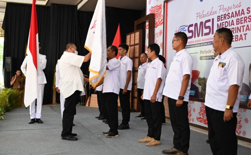 Ketua SMSI Sumsel Jon Heri resmi melantik kepengurusan SMSI Kabupaten OKI masa bakti 2026-2029, di Pendopoan Rumah Dinas Bupati OKI pada Selasa 5 Mei 2026.