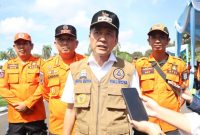 Wali Kota Palembang Ratu Dewa saat memberikan keterangan pers usai Apel Kesiapsiagaan Personel dan Peralatan Penanganan Karhutla Provinsi Sumatera Selatan sekaligus reaktivasi desk Karhutla nasional tahun 2026 yang digelar di halaman Griya Agung, Rabu 6 Mei 2026.