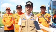 Wali Kota Palembang Ratu Dewa saat memberikan keterangan pers usai Apel Kesiapsiagaan Personel dan Peralatan Penanganan Karhutla Provinsi Sumatera Selatan sekaligus reaktivasi desk Karhutla nasional tahun 2026 yang digelar di halaman Griya Agung, Rabu 6 Mei 2026.