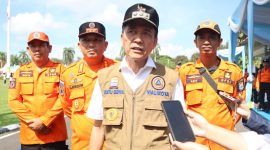 Wali Kota Palembang Ratu Dewa saat memberikan keterangan pers usai Apel Kesiapsiagaan Personel dan Peralatan Penanganan Karhutla Provinsi Sumatera Selatan sekaligus reaktivasi desk Karhutla nasional tahun 2026 yang digelar di halaman Griya Agung, Rabu 6 Mei 2026.